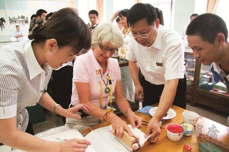 国际奥委会官员夫人体验木版水印