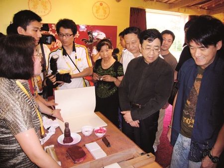 　奥运期间余秋雨、周华健参观祥云小屋